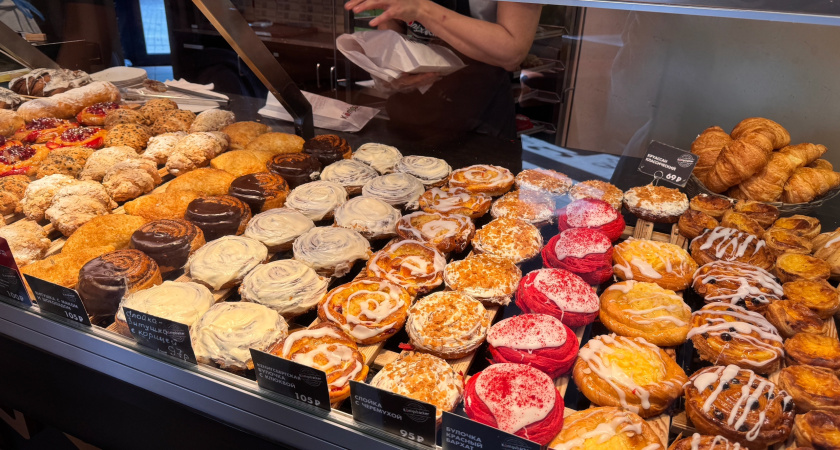 Что скрывается за такой аппетитной вывеской в "Пятерочке": стоит ли покупать свежую выпечку - отзыв покупателя