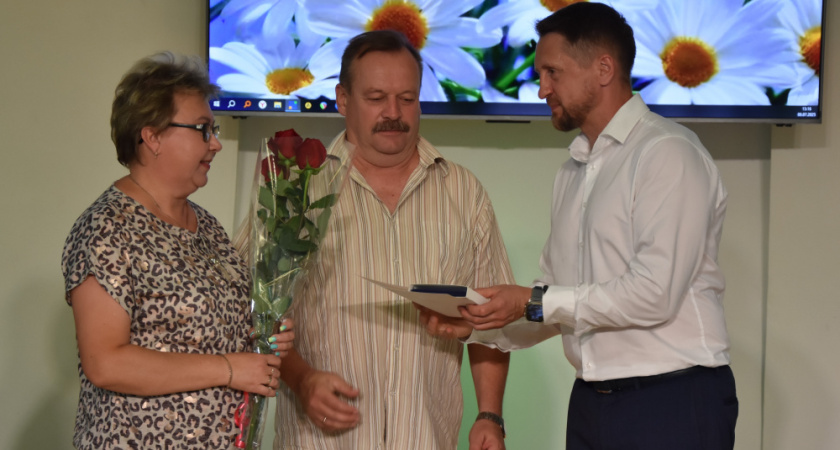 В Костроме 13 пар получили медаль "За любовь и верность"