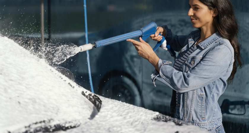 Водой или пеной? Узнала, как правильно начинать мыть машину на мойке самообслуживания - запомните раз и навсегда