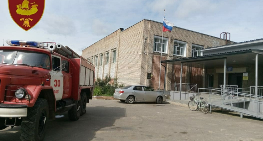 10 спасателей оперативно выехали в костромскую школу