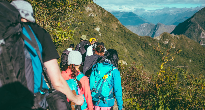Туристы пошли в горы — и обнаружили сундук весом 7 кг: его спрятали 80 лет назад, вот что оказалось внутри