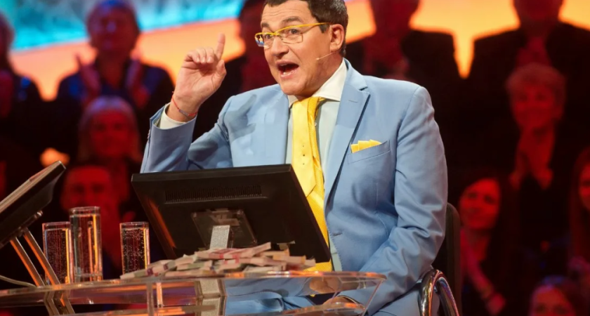 Увольнение из шоу "Кто хочет стать миллионером", развод с молодой женой: как теперь живет Дмитрий Дибров — сколько зарабатывает и как построил быт