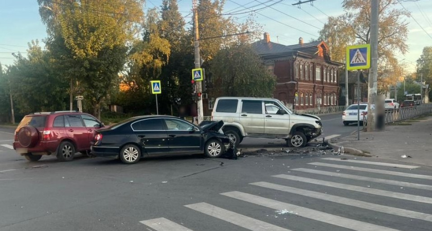 В Костроме "УАЗ Патриот" столкнулся с Volkswagen Passat