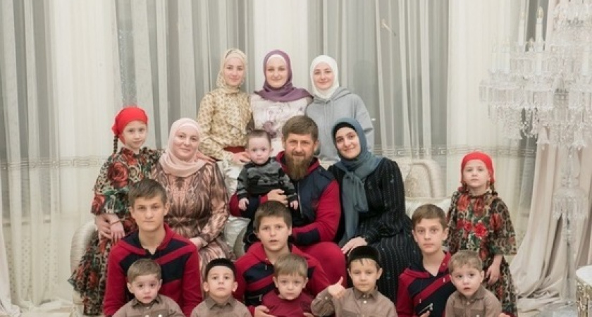 14 или 16? Почему число детей Кадырова до сих пор сбивает со счёта и как живёт самая известная семья Чечни