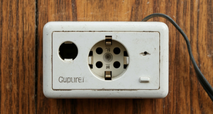 Почему в американских розетках 110 Вольт, а в европейских 220 Вольт: чем отличаются от российских