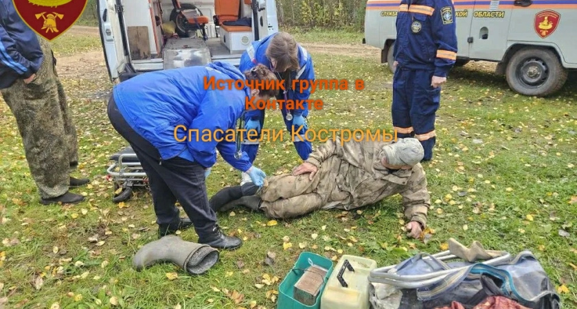 Спасатели Костромской области вывели из леса грибника с переломом ноги