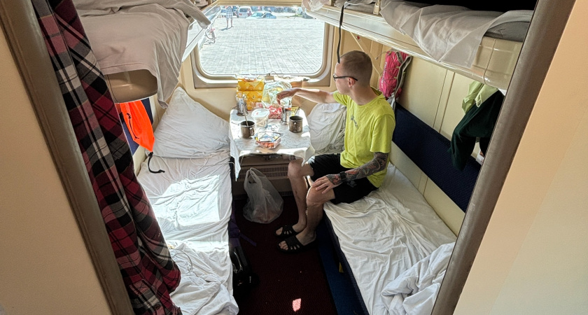 Лежу в СВ в одном белье — и тут вваливается мужик из плацкарта: «Я только поужинаю». Реальный ад железной дороги