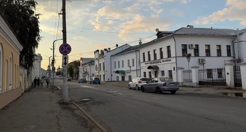 В Костроме популярность среди туристов завоевали женщины на автомобилях