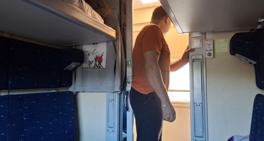 Когда пятый в купе — лишний: "яжемать" испортила поездку — попутчики не знали, куда деться