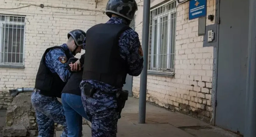 В Костроме 53-летний мужчина напал на сотрудника Росгвардии в служебной машине