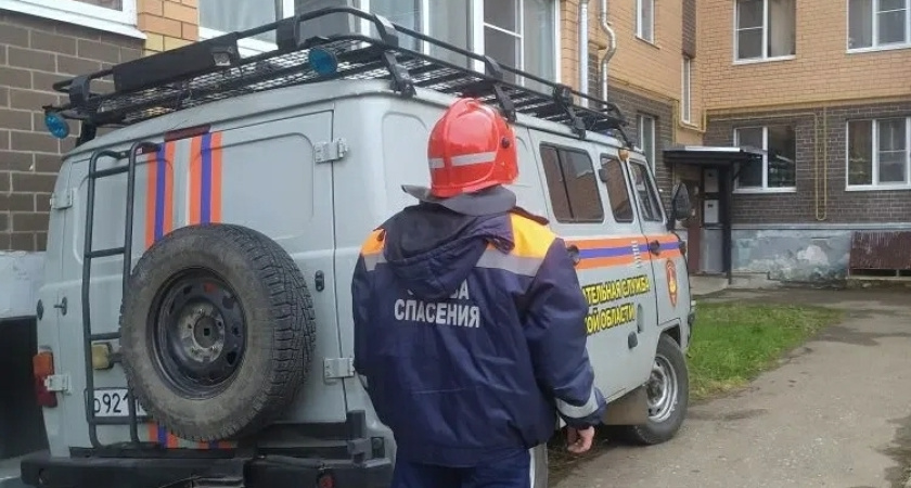 В Костромской области спасатели вызволили двухлетнего малыша из запертой квартиры