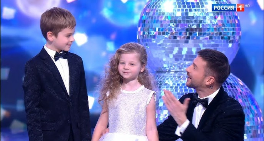 У детей Сергея Лазарева разные суррогатные матери, но одна биологическая: кто эта женщина, имя которой он скрывает уже 10 лет