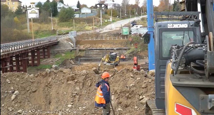 В Красносельском районе строят новый мост через Покшу: работы идут с опережением графика