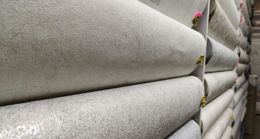 Виниловые обои выкинула на помойку: уже много лет клею другой долговечный материал — топовый тренд у дизайнеров