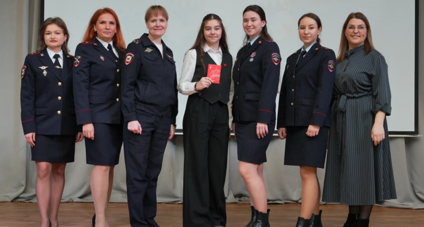 Мы - граждане России: в Костроме 14-летним подросткам торжественно вручили первые паспорта