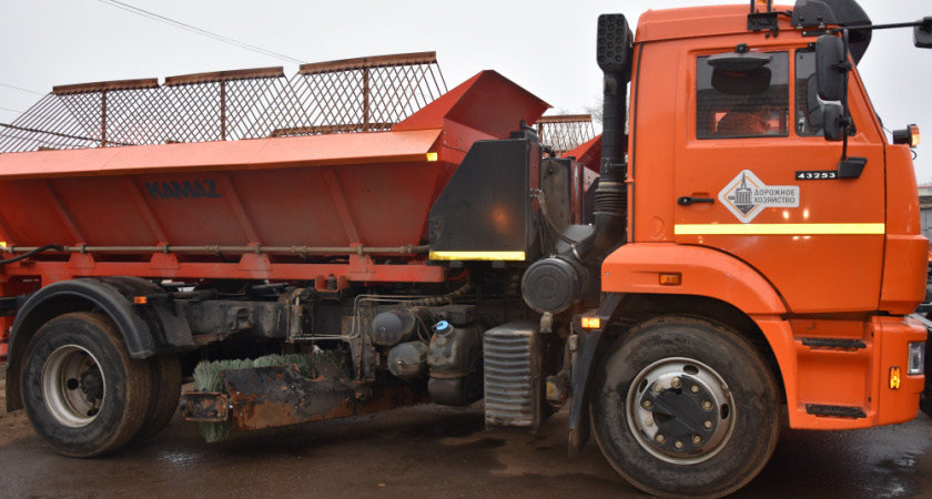 Дорожники Костромы борются с гололедом