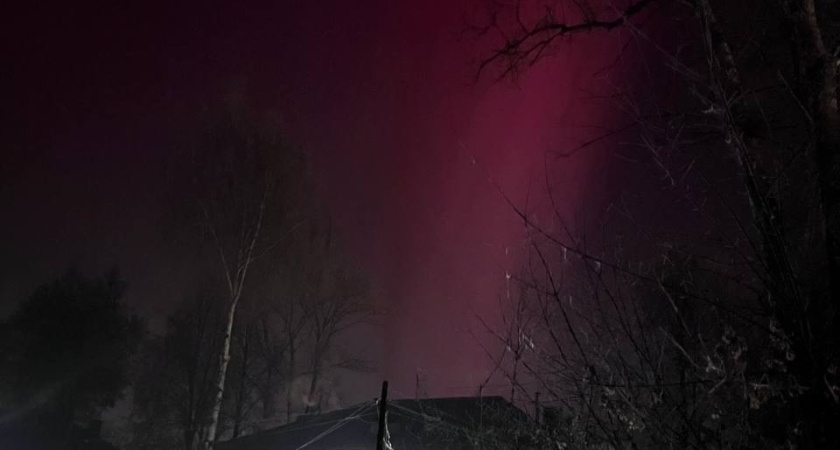 Северное сияние малинового цвета взорвало соцсети Костромы