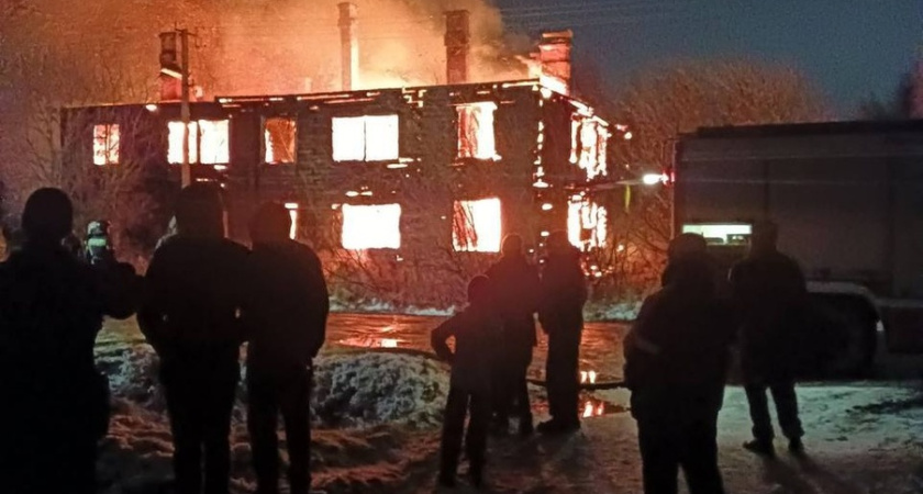 В Шарье пожарный пострадал при тушении расселенного дома