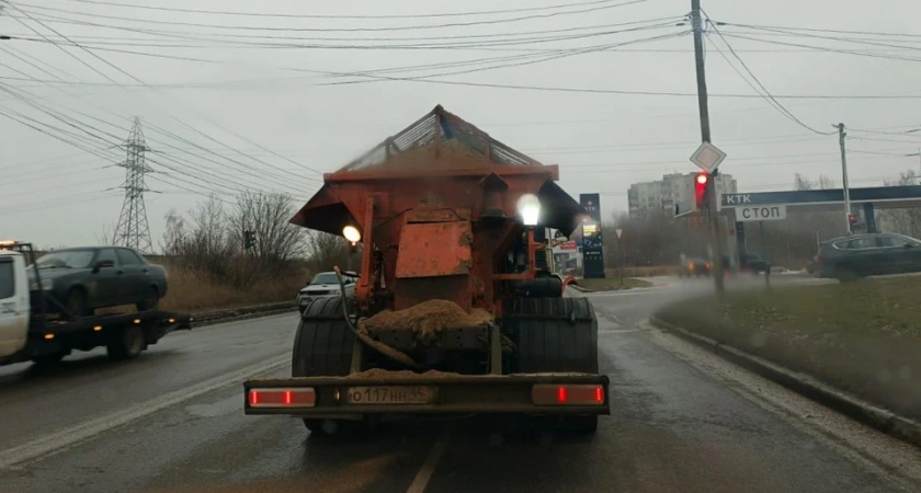 В Костроме дорожники из-за ухудшившейся погоды усилено посыпают улицы города