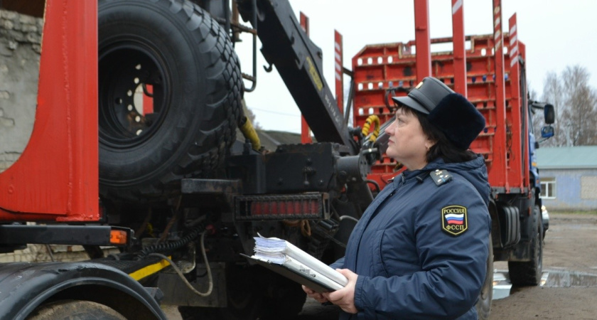 Костромские приставы отправили грузовик «Урал» на СВО, изъяв его у виновного в незаконной вырубке сосен