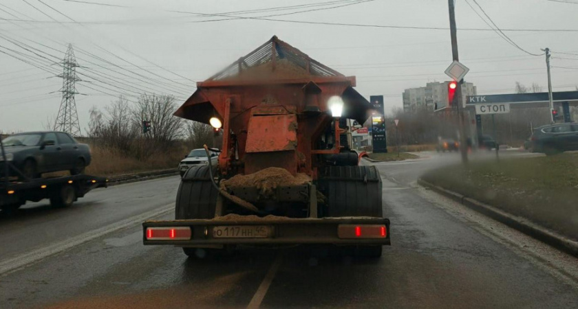 В Костроме круглосуточно борются с гололедом на дорогах и тротуарах