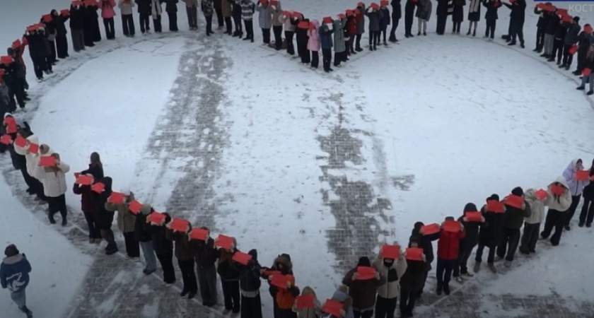 Сотни алых листов: школьники Костромы выстроились в фигуру большого сердца