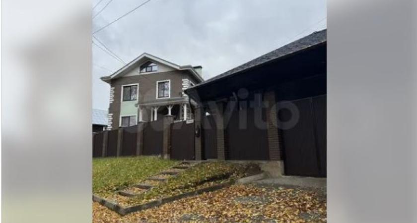 "Кинотеатр, спортзал и открытый бассейн": в Костроме продают замок в английском стиле за 65 млн рублей