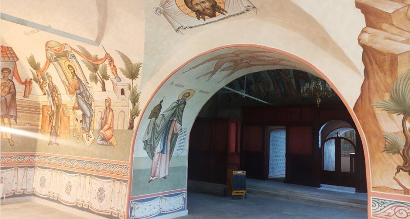 Мастера преобразили своды церкви Богоявления в Костромской области