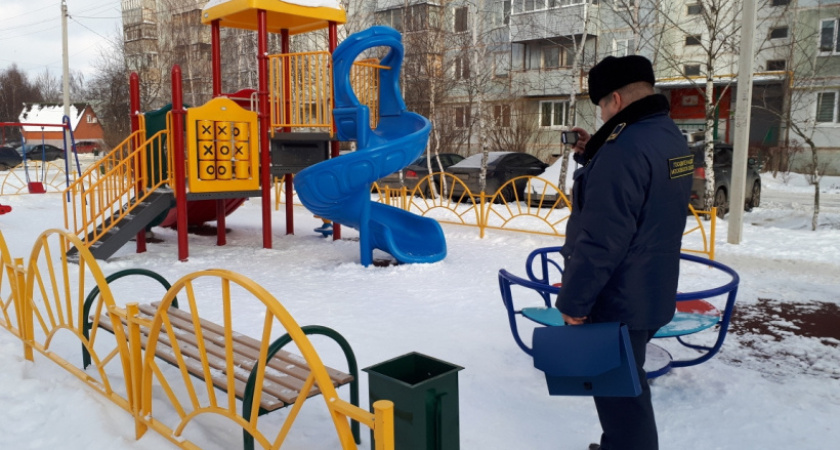 В Костромской области ребенок получил травмы на бесхозной горке с торчащими гвоздями