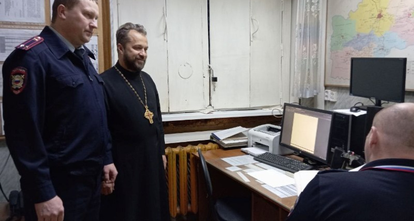 К полицейским в Солигаче наведался священник