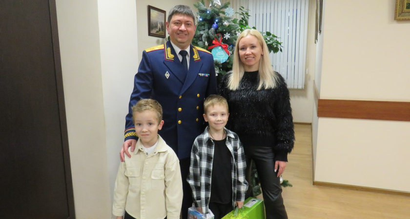 Руководитель костромских следователей подарил первоклассникам коньки