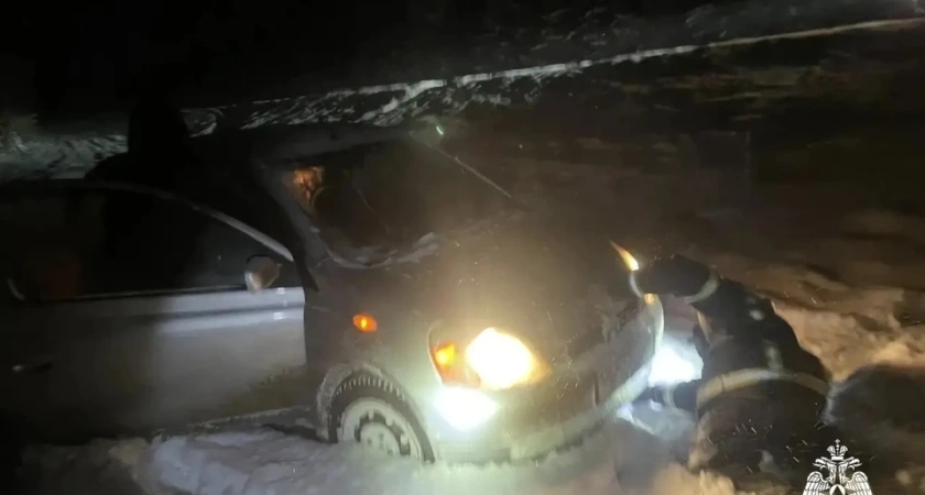 В Костромской области пожарные достали из кювета авто с 5-летним ребенком