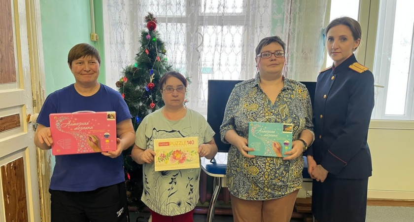 Сотрудники СК России поздравили постояльцев геронтологического центра с Новым годом