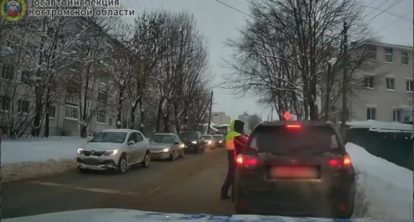 В Костроме пьяный водитель Toyota закончил поездку в снежном заносе