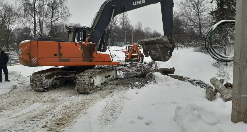 В Костромской области ремонтируют мост через реку Юрцовку