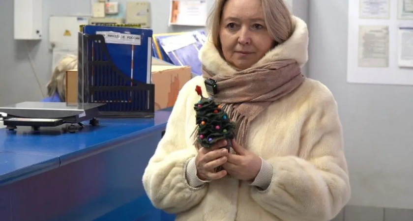Мастерица из Алтая подарила костромской Снегурочке волшебную елочку
