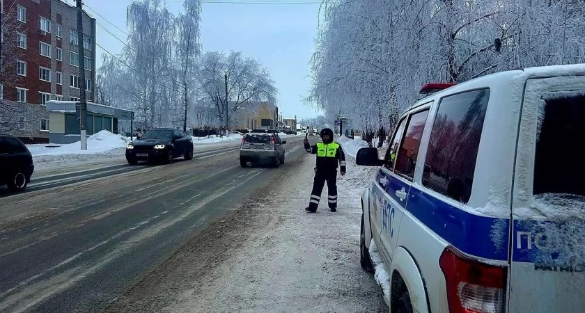 Зачем нужна сплошная линия на обочине справа и можно ли ее пересекать - в ПДД поставили точку