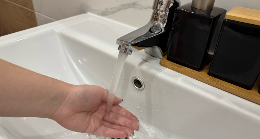 Засыпаю это в слив раковины 2 ложки самодельного средства и просто смываю: любой засор вылетит со свистом