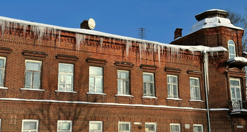 Здание костромской Энергокомиссии тонет в гигантских сосульках