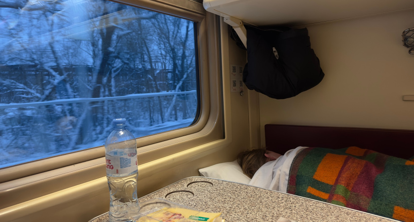 «Возите с собой табуретку»: как пассажиры нижних полок нашли лазейку в правилах и теперь не уступают место