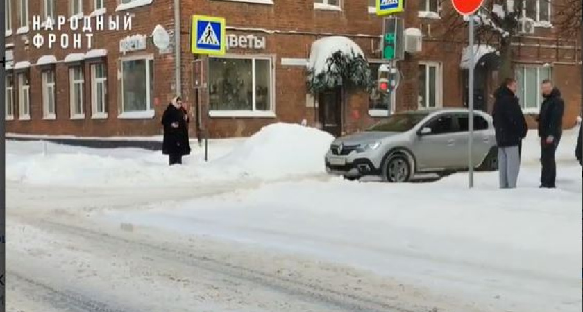 В Костроме целая остановка сгинула под сугробами снега