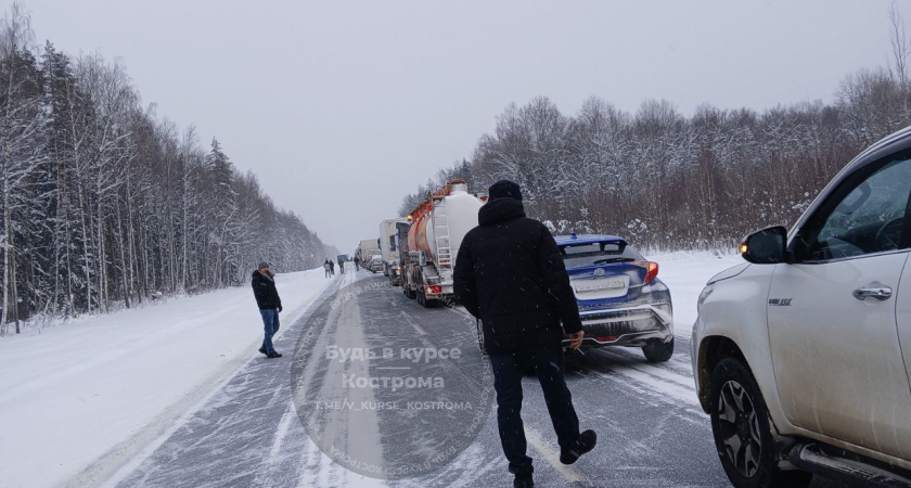 Под Костромой перекрыли сразу две полосы из-за массовой аварии