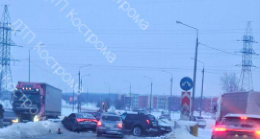 В Костроме цепная авария из четырех автомобилей оказалась смертельной