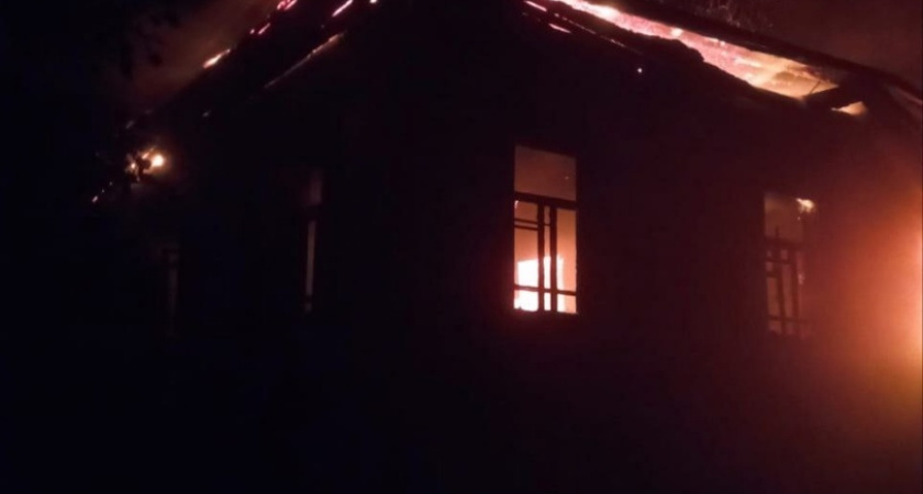 В Костромской области сгорел двухэтажный дом