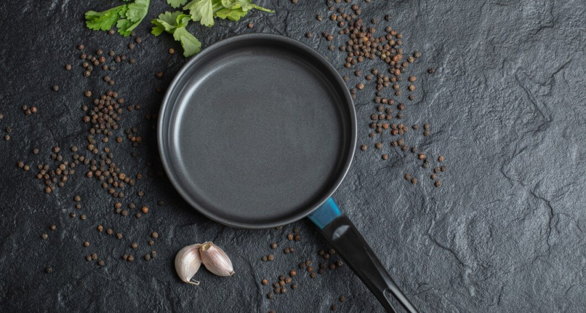 Только одно движение и сковорода будет скрипеть от чистоты: используйте эти два средства