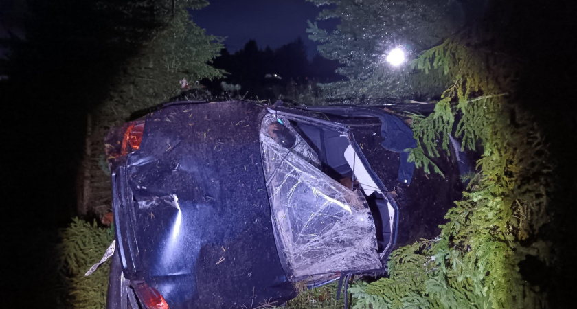 В Вохмовском районе "Шевроле" врезалась в дорожный знак и перевернулась