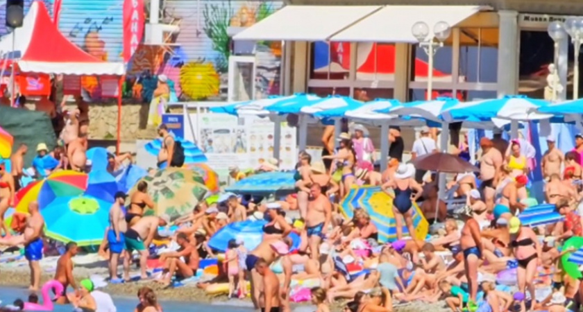 Пробки даже на входе в море: под Геленджиком закончились места на пляже и в отелях