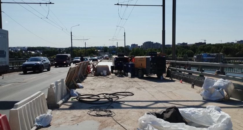 Подрядчик пообещал ускорить работы по нанесению гидроизоляции на мосту через Волгу