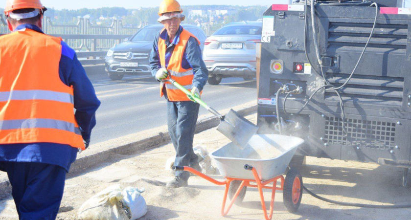 Стало известно, когда начнут асфальтировать мост через Волгу