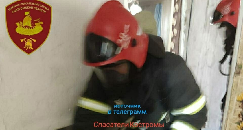 В Нее спасатели эвакуировали пенсионерку из чуть не загоревшегося дома